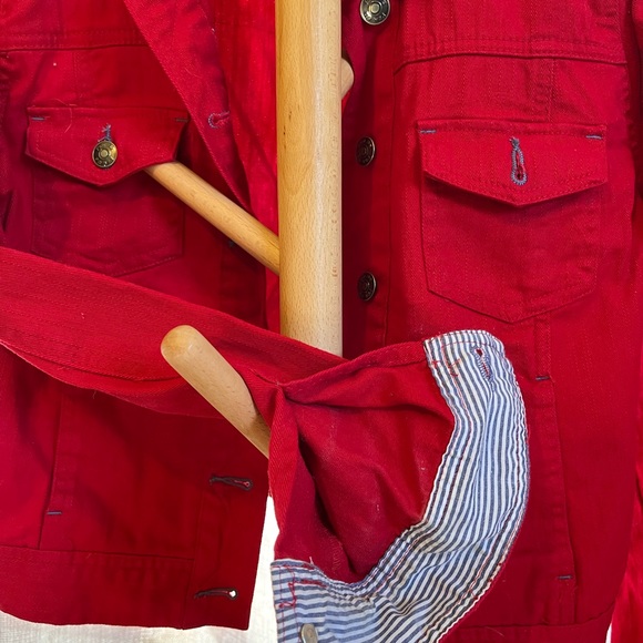 Standout in the crowd with your red jacket - Picture 3 of 4